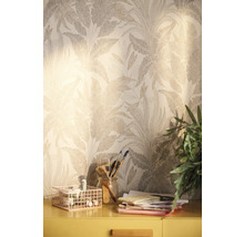Scene met patroonbehang, bureau, planten en kunstbenodigdheden