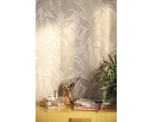 Scene met patroonbehang, bureau, planten en kunstbenodigdheden