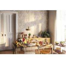 Lichte eetkamer met houten tafel, stoelen, dressoir en bloemenbehang voor een vriendelijke sfeer.