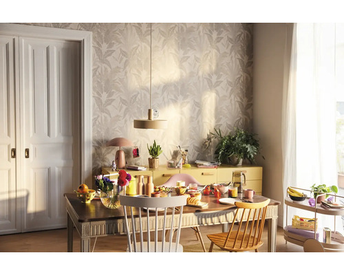 Lichte eetkamer met houten tafel, stoelen, dressoir en bloemenbehang voor een vriendelijke sfeer.