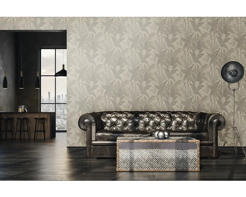 Woonkamer met patroonbehang, leren bank en staande lamp