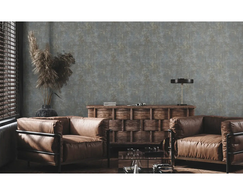 Woonkamer met twee lederen fauteuils, houten tafel en behang met motief