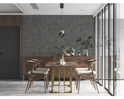 Eetkamer met houten eettafel, stoelen en dressoir