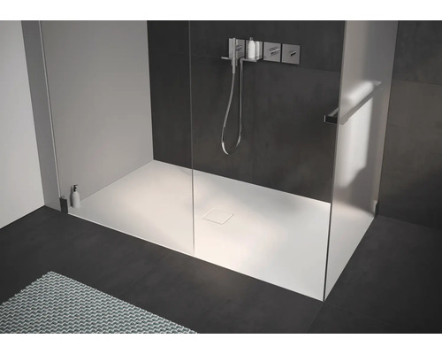 Badkamer met gelijkvloerse douche met douchewand