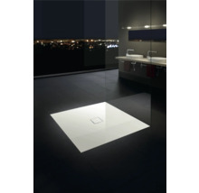 Vierkante douchebak in badkamer met dubbele wastafel en uitzicht op de stad bij nacht.