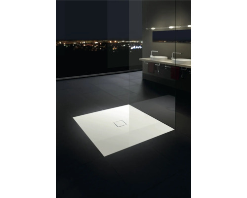 Vierkante douchebak in badkamer met dubbele wastafel en uitzicht op de stad bij nacht.