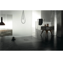 Moderne badkamer met douche, opbergruimte en donkere vloer