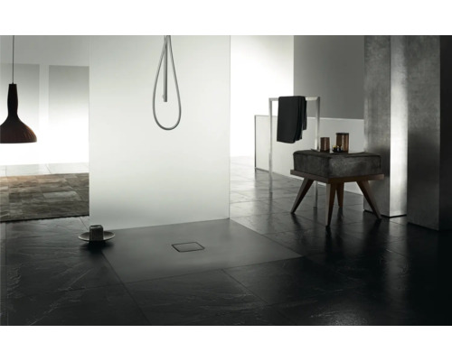 Moderne badkamer met douche, opbergruimte en donkere vloer