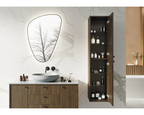 Moderne badkamer met wastafel, spiegel en open hoge kast voor het opbergen van badkamerartikelen
