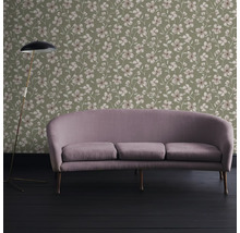 Woonkamer met bloemenbehang, bank en vloerlamp