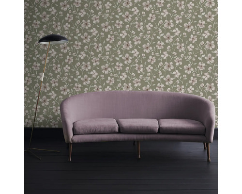 Woonkamer met bloemenbehang, bank en vloerlamp