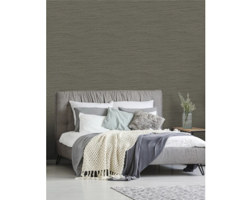 Slaapkamer met bed en grijs behang