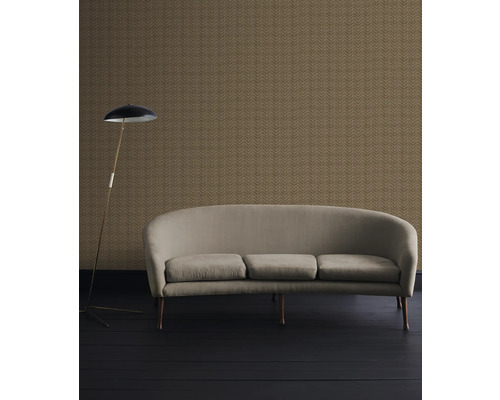 Woonkamer met beige bank, staande lamp en patroonbehang