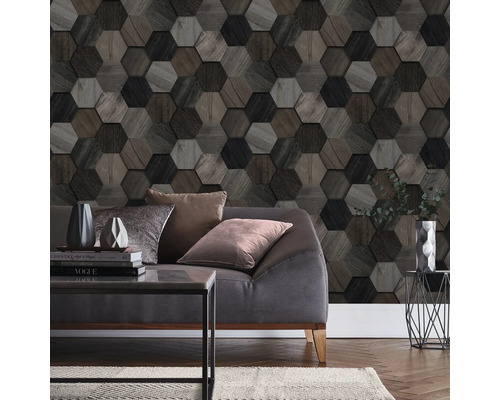 Woonkamer met zeshoekige houten panelen muur, bank en tafel