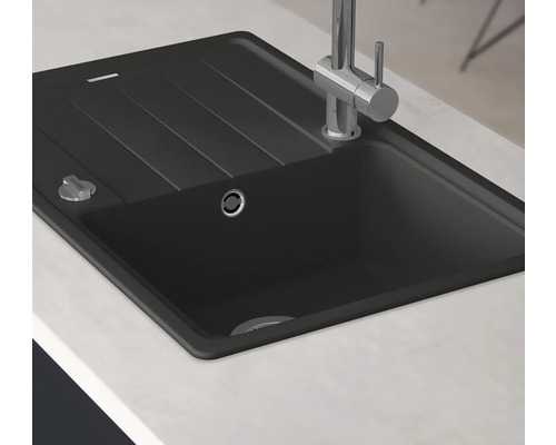 Zwarte granieten gootsteen met afdruiprek en kraan