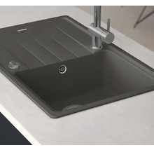 Spoelbak van steenmateriaal met afdruiprek en kraan