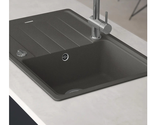 Spoelbak van steenmateriaal met afdruiprek en kraan