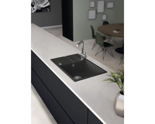 Granieten gootsteen met afdruiprek en kraan op een aanrecht