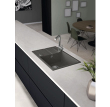 Keukenspoelbak met kraan in een modern ontworpen keuken.