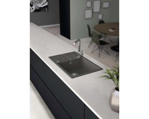 Keukenspoelbak met kraan in een modern ontworpen keuken.