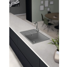 Keukenscène met spoelbak en kraan op een werkblad