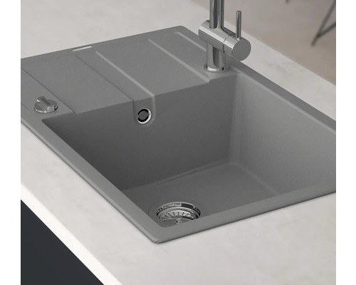 Grijze gootsteen met afdruiprek en kraan