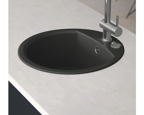 Zwarte spoelbak met kraan op een werkblad