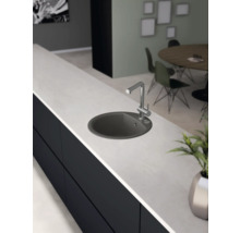 Keukenscène met spoelbak en kraan op een werkblad