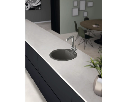 Keukenscène met spoelbak en kraan op een werkblad