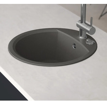 Kunststof aanrechtspoelbak met kraan op een werkblad