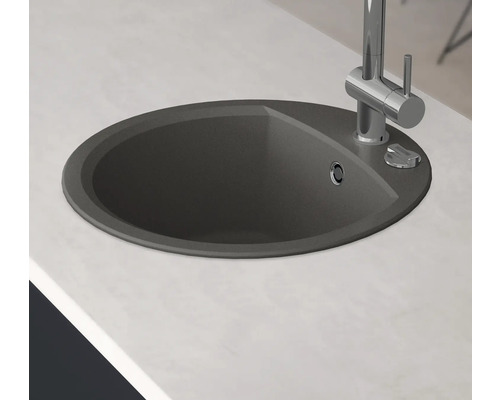 Kunststof aanrechtspoelbak met kraan op een werkblad