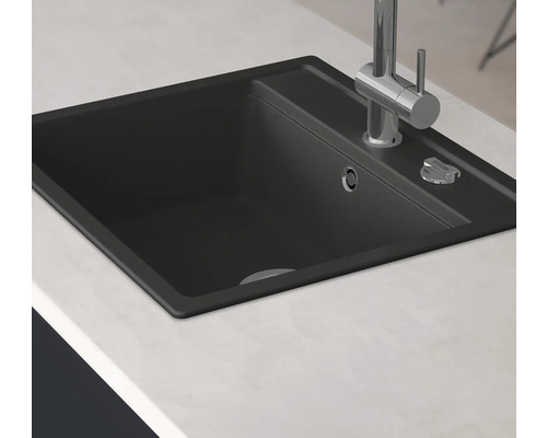 Zwarte spoelbak met kraan op een aanrecht