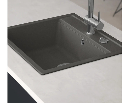 Spoelbak met kraan op een werkblad