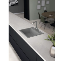 Spoelbak met kraan op een aanrecht