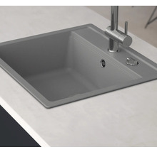 Spoelbak met kraan op een aanrecht.