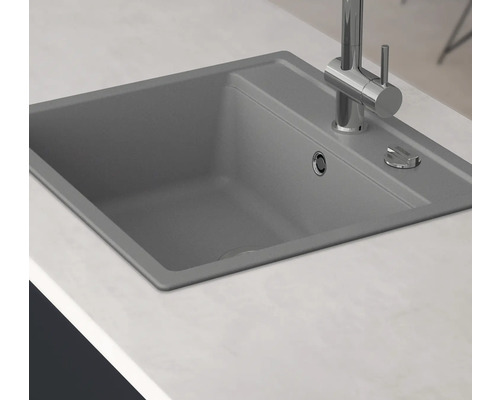 Spoelbak met kraan op een aanrecht.