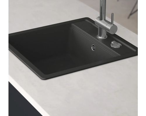 Zwarte spoelbak met kraan op een werkblad