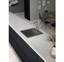 Keuken spoelbak met kraan op een aanrecht