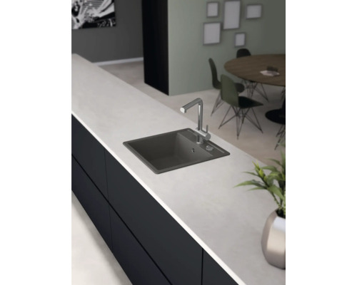 Keuken spoelbak met kraan op een aanrecht