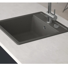 Spoelbak met kraan op een aanrechtblad