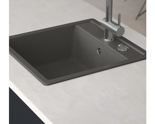 Spoelbak met kraan op een aanrechtblad