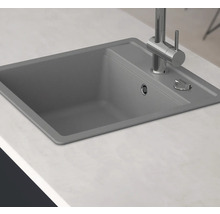 Grijze gootsteen met kraan op een aanrecht