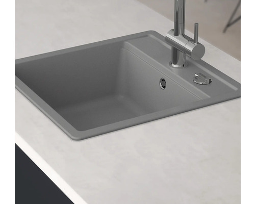 Grijze gootsteen met kraan op een aanrecht