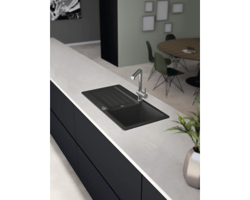 Keukenscène met spoelbak en kraan op een werkblad