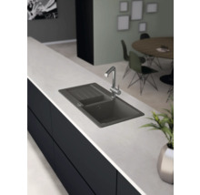 Keukenscène met spoelbak, kraan en werkblad