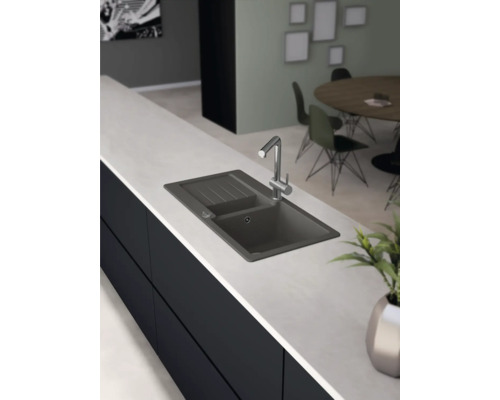 Keukenscène met spoelbak, kraan en werkblad