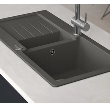 Granieten aanrechtspoelbak met afdruipvlak en kraan