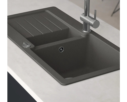 Granieten aanrechtspoelbak met afdruipvlak en kraan