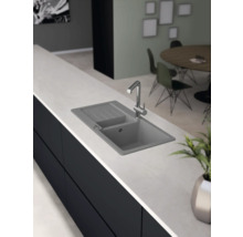 Keukenscène met spoelbak en kraan op een werkblad