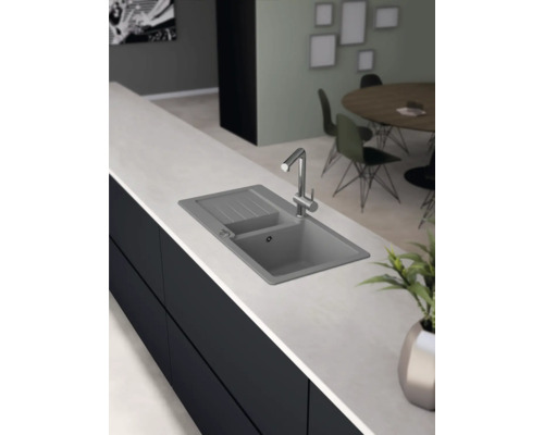 Keukenscène met spoelbak en kraan op een werkblad